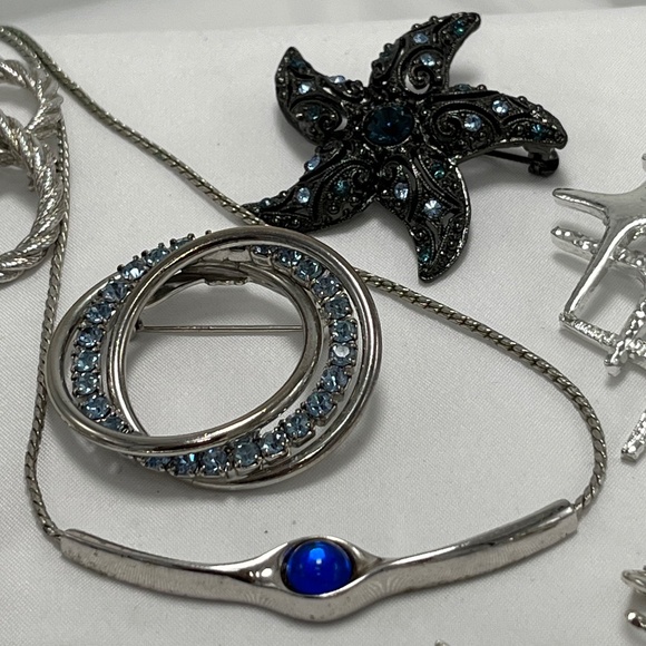 Vintage mixed lot of Silver tone, and Rhinestone Jewelry. 15 pcs. - Picture 3 of 8